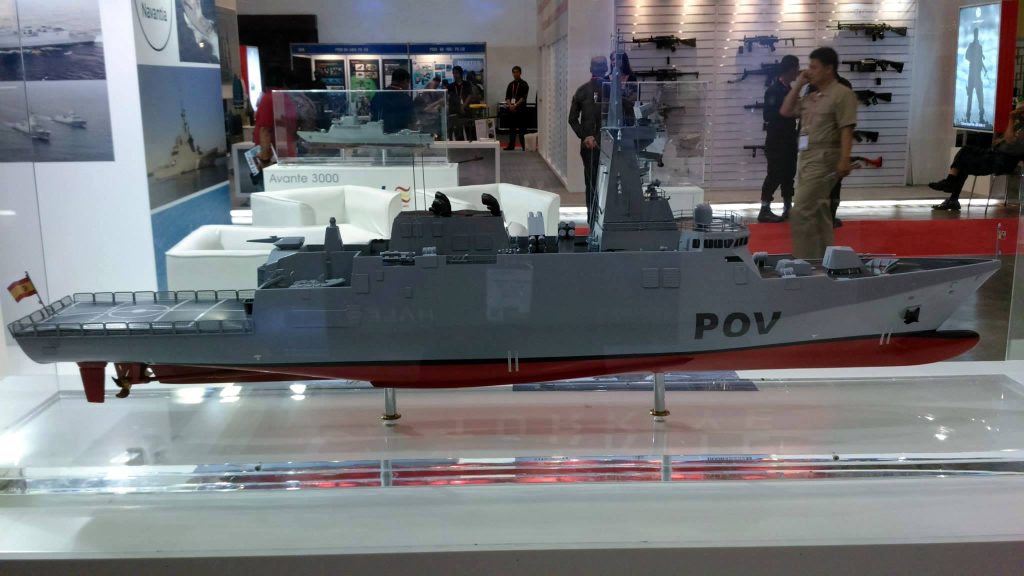 Foto de archivo de una maqueta de la corbeta Avante 2200 de Navantia expuesta en la feria ADAS 2014 de Manila
