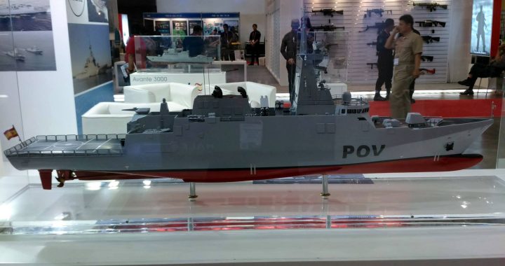 Foto de archivo de una maqueta de la corbeta Avante 2200 de Navantia expuesta en la feria ADAS 2014 de Manila