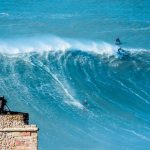 Foto de archivo: grandes olas rompen en la Praia do Norte de Nazaré (Portugal) el 19 de noviembre de 2017