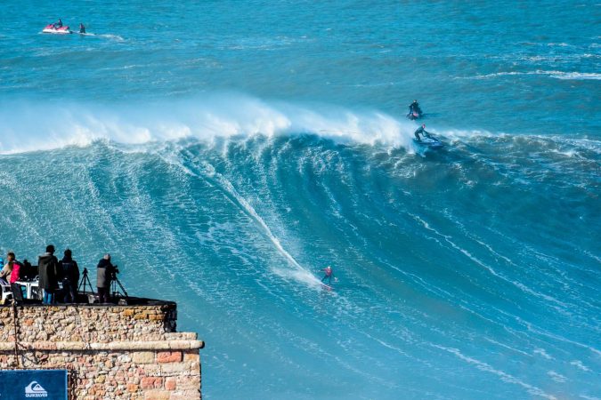 Foto de archivo: grandes olas rompen en la Praia do Norte de Nazaré (Portugal) el 19 de noviembre de 2017