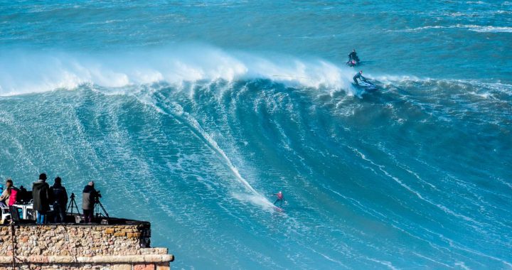 Foto de archivo: grandes olas rompen en la Praia do Norte de Nazaré (Portugal) el 19 de noviembre de 2017