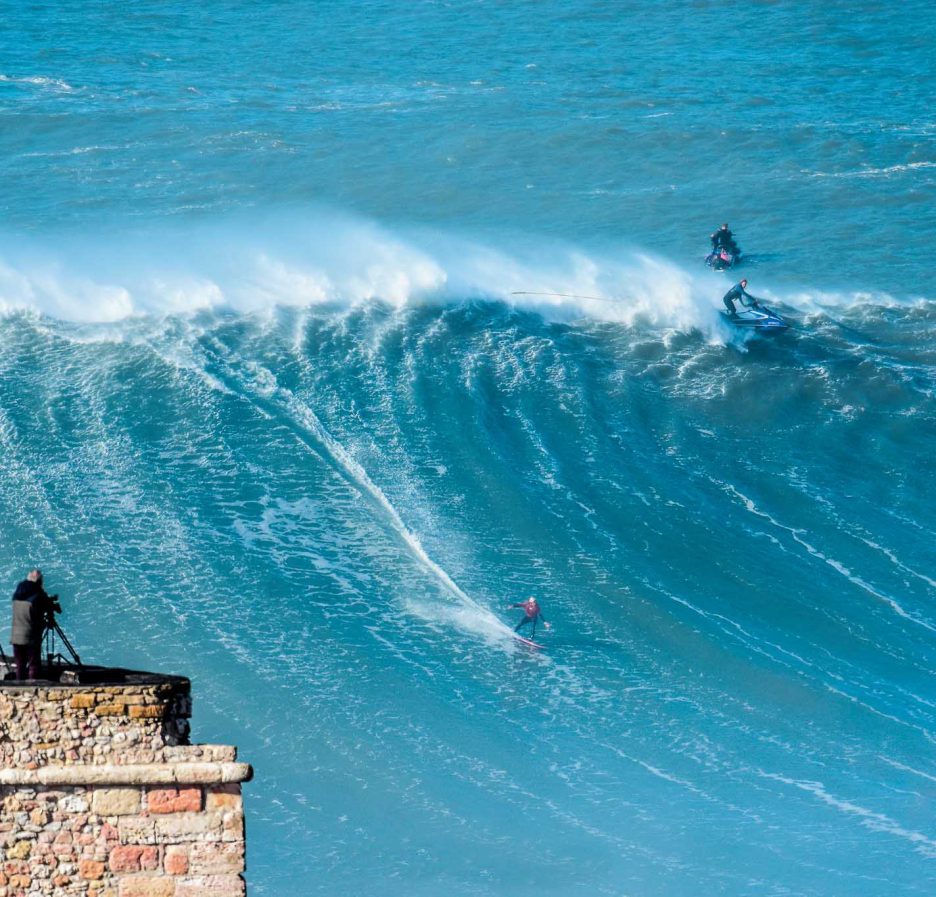 Foto de archivo: grandes olas rompen en la Praia do Norte de Nazaré (Portugal) el 19 de noviembre de 2017
