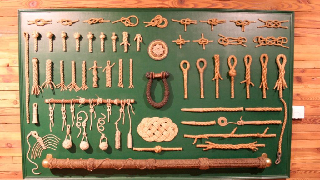Tablero de nudos marineros y costuras expuesto en el Museo Marítimo Internacional de Hamburgo