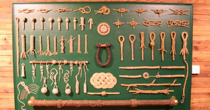 Tablero de nudos marineros y costuras expuesto en el Museo Marítimo Internacional de Hamburgo