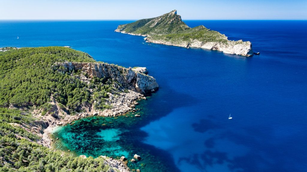 Aguas del Mediterráneo frente a la isla de sa Dragonera, vista desde Cala en Basset (Mallorca)
