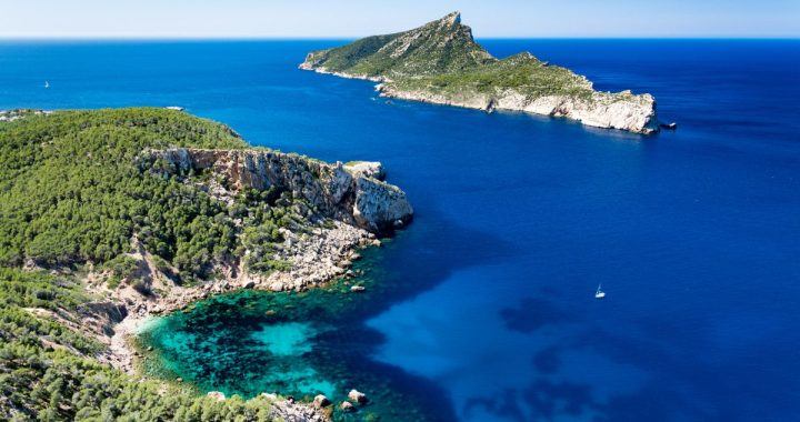 Aguas del Mediterráneo frente a la isla de sa Dragonera, vista desde Cala en Basset (Mallorca)