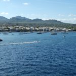 Bahía de Portocolom, en Mallorca, con veleros y lanchas fondeados frente al pueblo