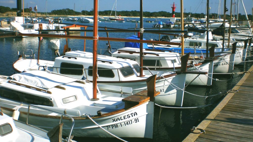Barcas amarradas en el puerto de la Colònia de Sant Jordi, en el sur de Mallorca