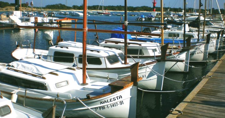 Barcas amarradas en el puerto de la Colònia de Sant Jordi, en el sur de Mallorca