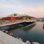 Pantalanes y edificio del club náutico en el puerto de Sant Antoni de Portmany (Ibiza), foto de archivo de 2020