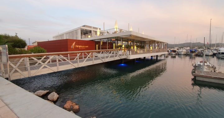 Pantalanes y edificio del club náutico en el puerto de Sant Antoni de Portmany (Ibiza), foto de archivo de 2020