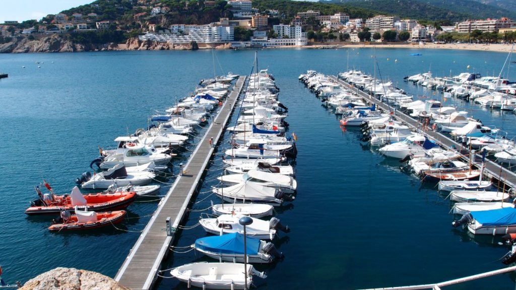 Pantalanes con embarcaciones amarradas en el puerto deportivo de Sant Feliu de Guíxols