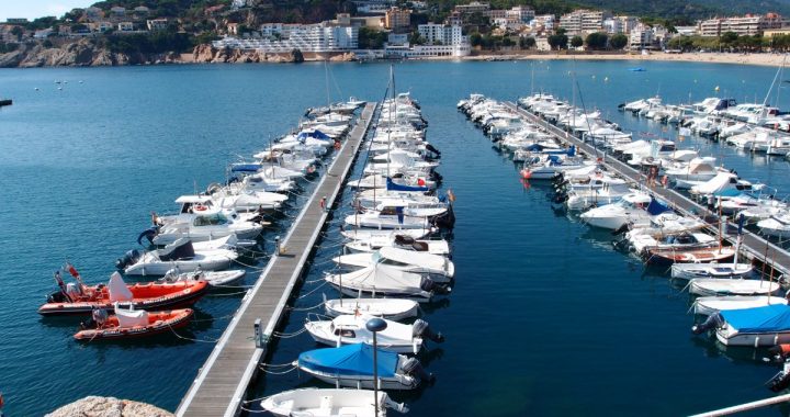 Pantalanes con embarcaciones amarradas en el puerto deportivo de Sant Feliu de Guíxols