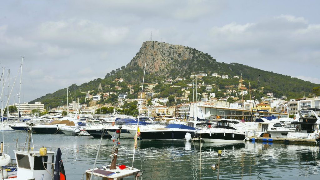 Embarcaciones amarradas en el puerto deportivo de L'Estartit con el macizo del Montgrí al fondo