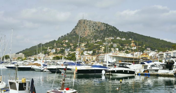 Embarcaciones amarradas en el puerto deportivo de L'Estartit con el macizo del Montgrí al fondo