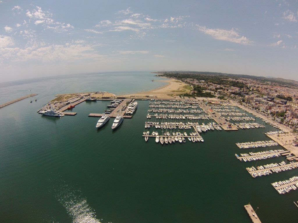 Vista aérea del puerto de Vilanova i la Geltrú con sus pantalanes llenos de embarcaciones de recreo y la playa al fondo