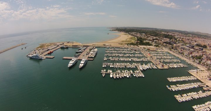 Vista aérea del puerto de Vilanova i la Geltrú con sus pantalanes llenos de embarcaciones de recreo y la playa al fondo