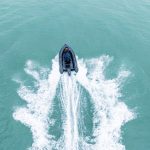 Vista aérea de una neumática semirrígida Ribcraft propulsada por un fueraborda eléctrico RAD 40 en Southampton Water