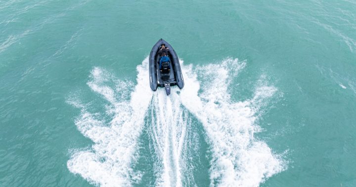 Vista aérea de una neumática semirrígida Ribcraft propulsada por un fueraborda eléctrico RAD 40 en Southampton Water