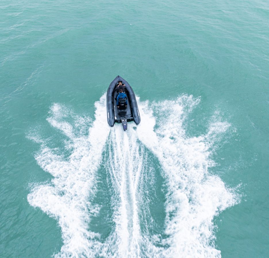 Vista aérea de una neumática semirrígida Ribcraft propulsada por un fueraborda eléctrico RAD 40 en Southampton Water