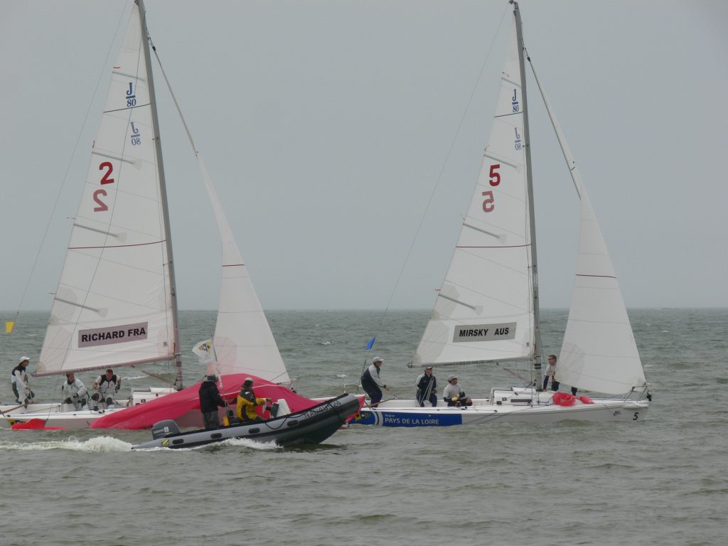 Foto de archivo: veleros J80 en la final de los Internationaux de France de match racing de 2008