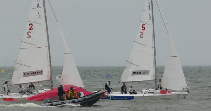 Foto de archivo: veleros J80 en la final de los Internationaux de France de match racing de 2008