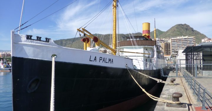 El vapor histórico La Palma, de 1912, amarrado en el puerto de Santa Cruz de Tenerife
