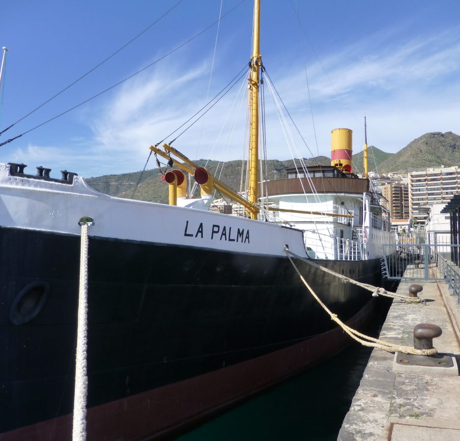 El vapor histórico La Palma, de 1912, amarrado en el puerto de Santa Cruz de Tenerife