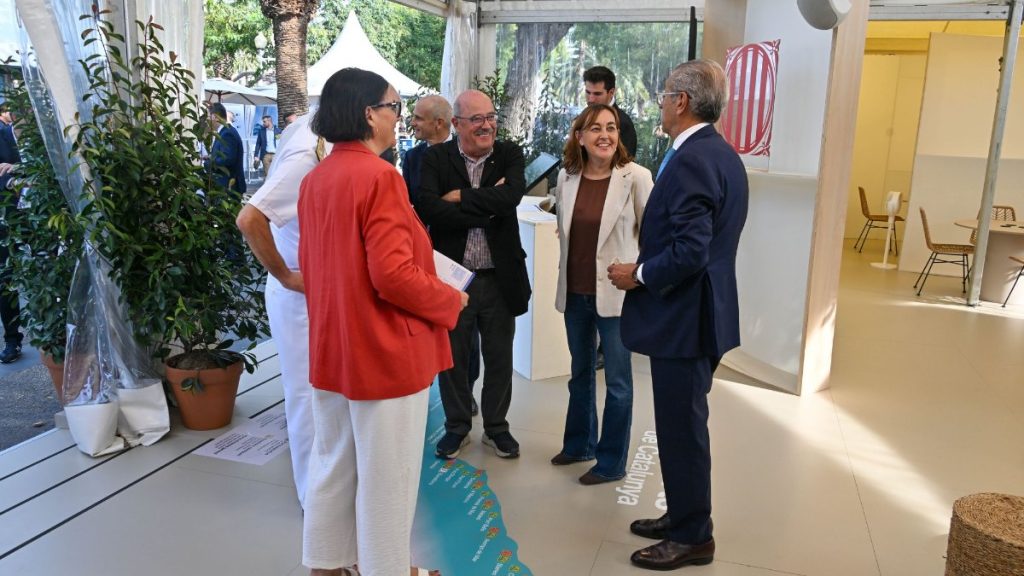 La consellera Sílvia Paneque conversa con varias personas en el estand de Ports de la Generalitat en el Salón Náutico de Barcelona 2026