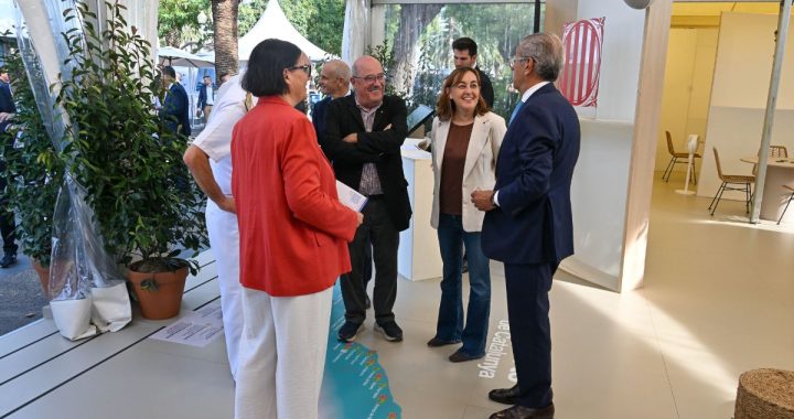 La consellera Sílvia Paneque conversa con varias personas en el estand de Ports de la Generalitat en el Salón Náutico de Barcelona 2026
