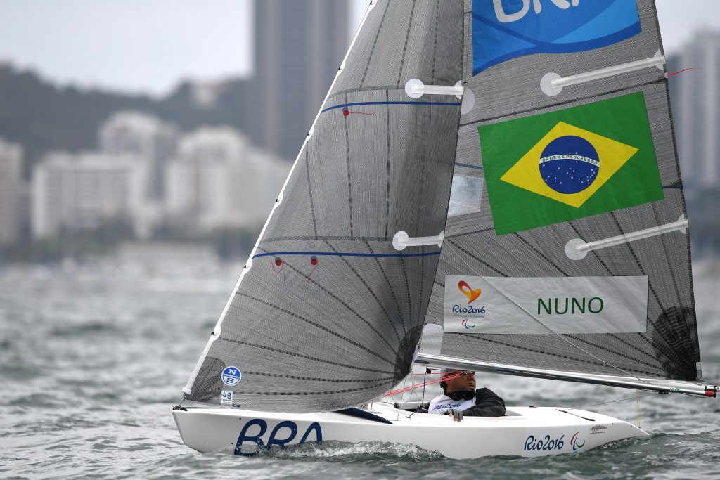 Barco de quilla fija en una regata de vela paralímpica