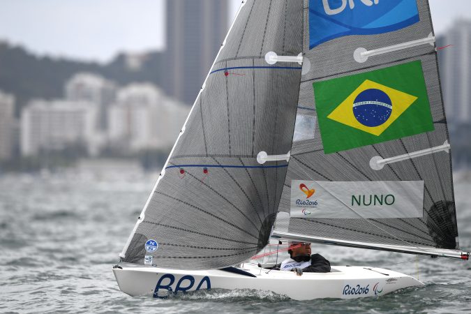 Barco de quilla fija en una regata de vela paralímpica