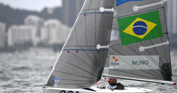 Barco de quilla fija en una regata de vela paralímpica
