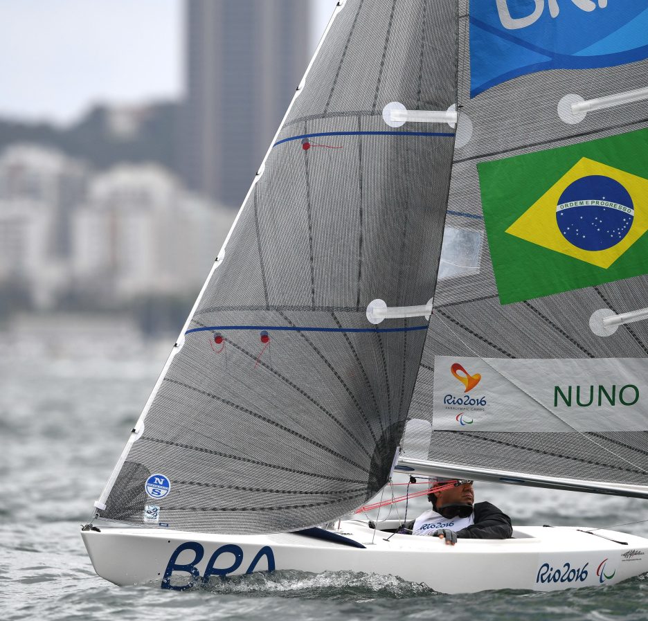 Barco de quilla fija en una regata de vela paralímpica