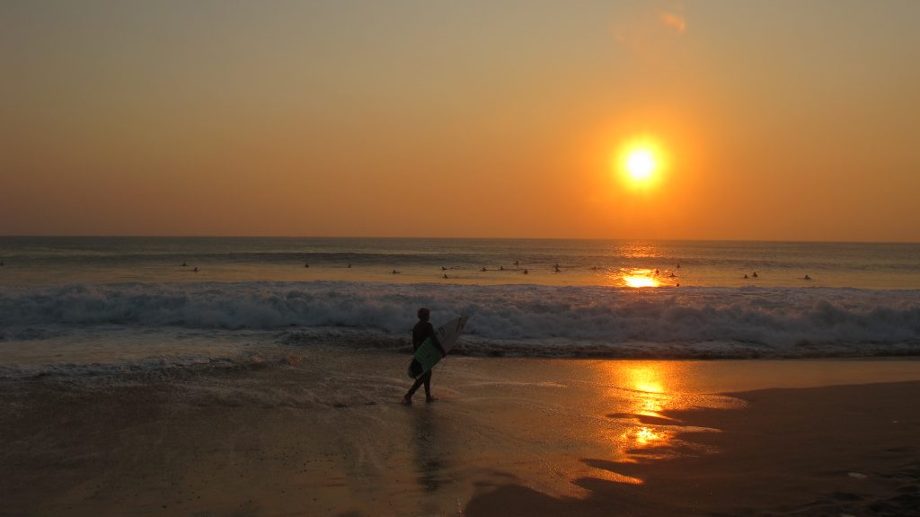 Un surfista en una ola de la playa de Supertubos, en Peniche (Portugal), en una foto de 2011