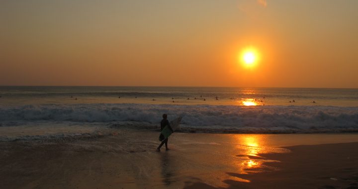 Un surfista en una ola de la playa de Supertubos, en Peniche (Portugal), en una foto de 2011