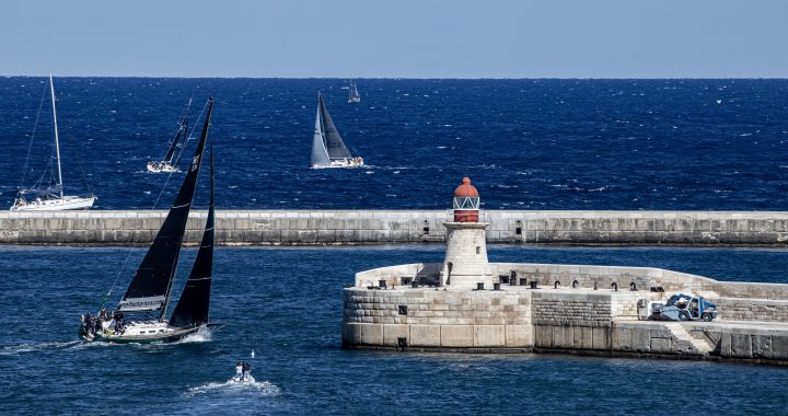 Veleros de la Middle Sea Race en el Grand Harbour de La Valeta, Malta