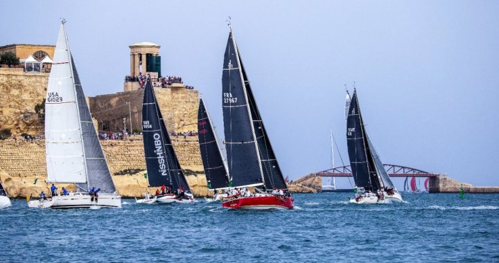 Barcos de la Middle Sea Race navegando frente a las fortificaciones del Grand Harbour de La Valeta (edición de 2021)
