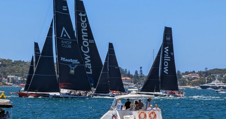 Los maxis MasterLock Comanche y LawConnect, entre otros barcos, en el disparo de salida de la Rolex Sydney Hobart de 2024 en la bahía de Sídney