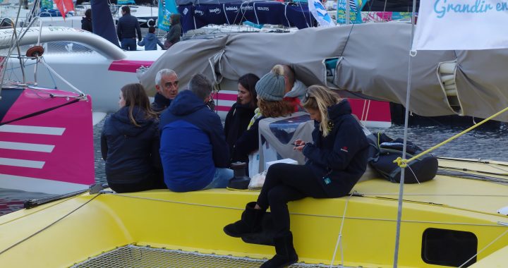 El trimarán amarillo Happy en el pueblo de la Route du Rhum 2018 en Saint-Malo, con público en el muelle