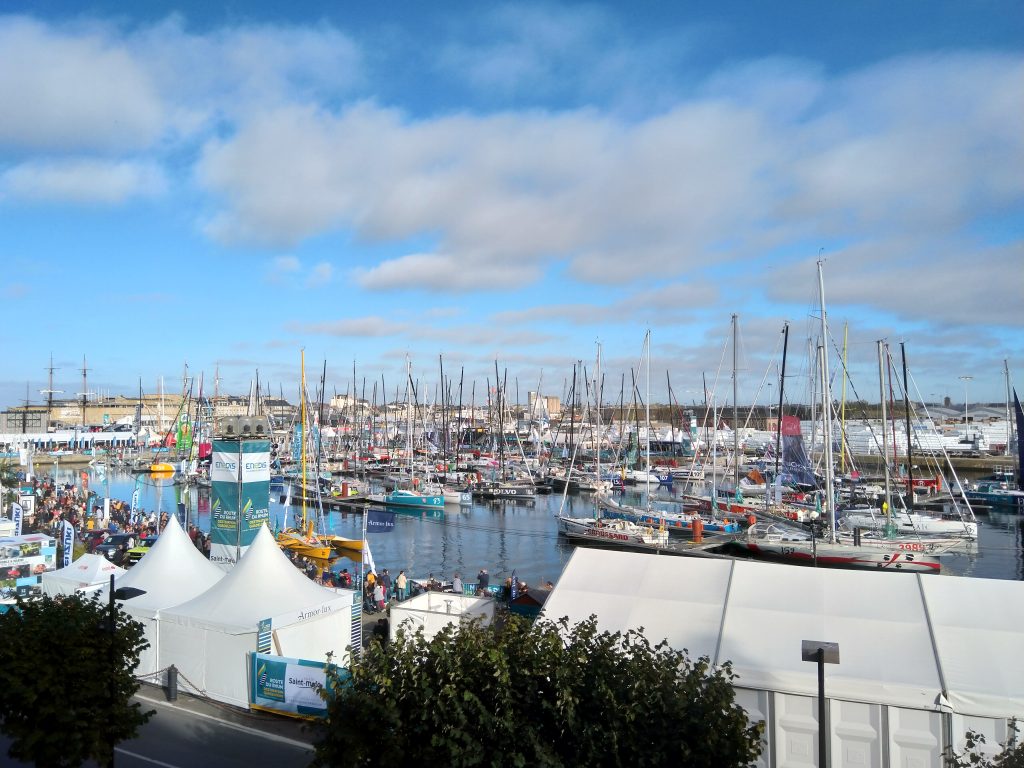 Vista general de la dársena Vauban de Saint-Malo llena de veleros de regata y carpas del village de la Route du Rhum de 2018