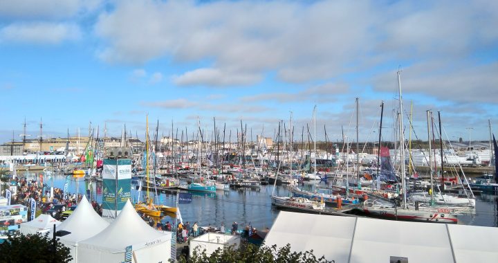 Vista general de la dársena Vauban de Saint-Malo llena de veleros de regata y carpas del village de la Route du Rhum de 2018