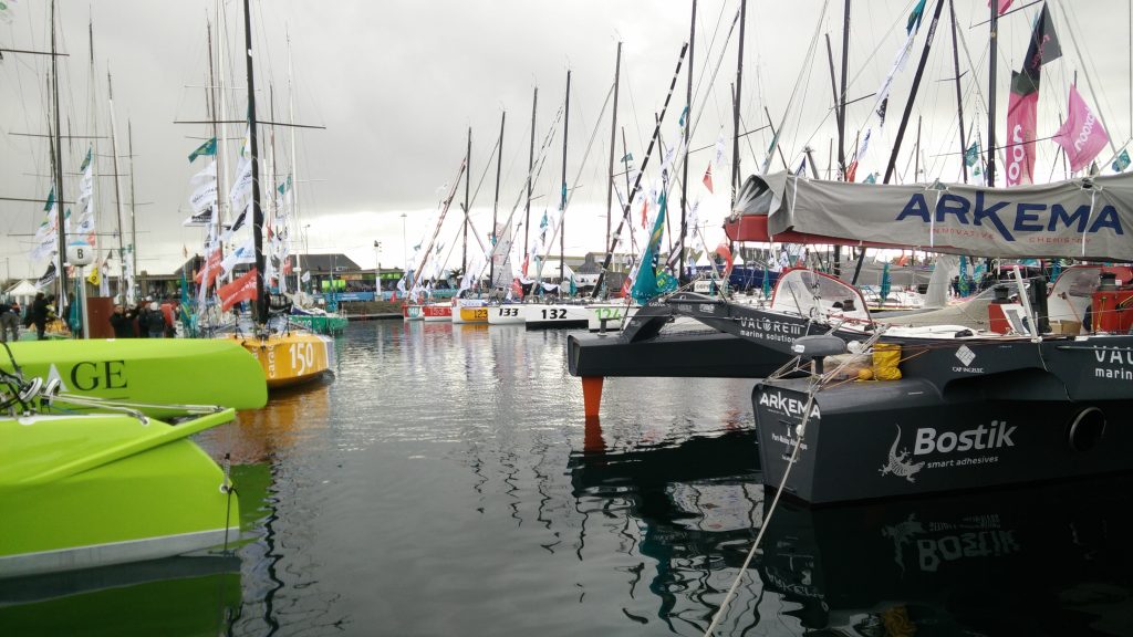 Foto de archivo: trimaranes Multi50 en primer plano en los pontones de la Route du Rhum 2018 en Saint-Malo