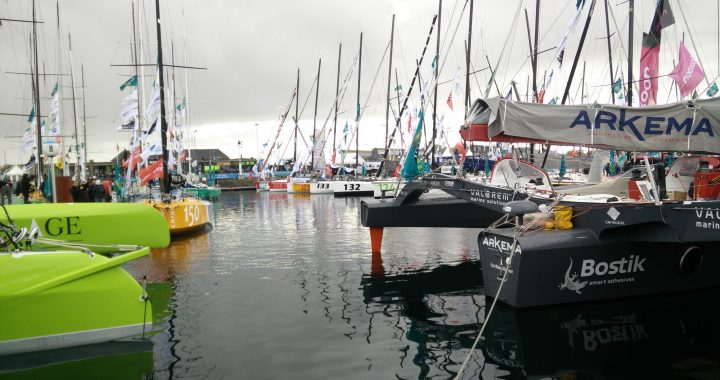 Foto de archivo: trimaranes Multi50 en primer plano en los pontones de la Route du Rhum 2018 en Saint-Malo