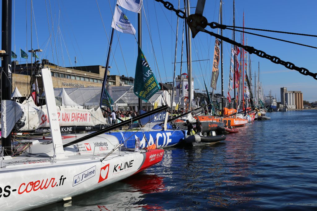 Monocasco IMOCA navegando durante la Route du Rhum de 2014