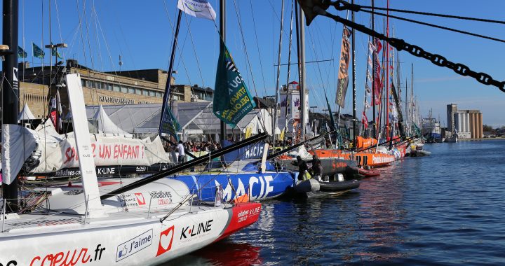 Monocasco IMOCA navegando durante la Route du Rhum de 2014