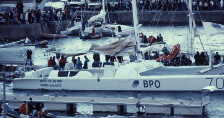 Foto de archivo: un multicasco amarrado en el puerto de Saint-Malo, rodeado de público, durante una edición anterior de la Route du Rhum