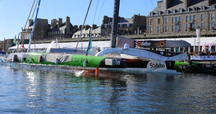 El trimarán Sodebo Ultim' en el puerto de Saint-Malo durante la Route du Rhum 2014