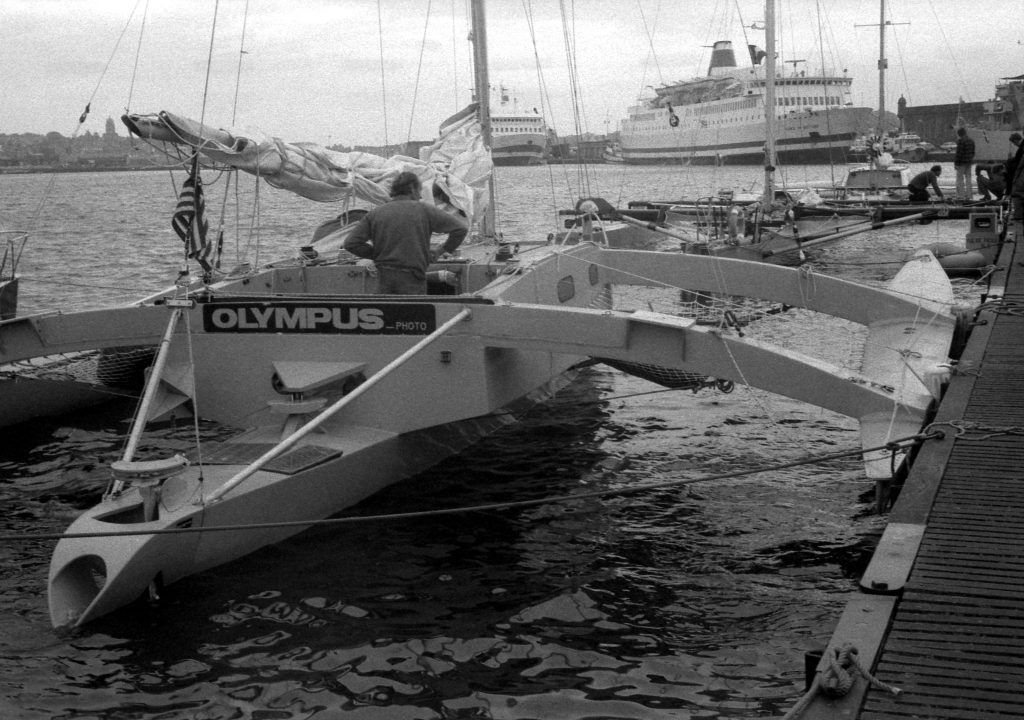 Foto de archivo del trimarán Olympus de Mike Birch en Saint-Malo en noviembre de 1978, durante la primera Route du Rhum