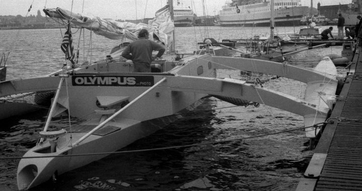 Foto de archivo del trimarán Olympus de Mike Birch en Saint-Malo en noviembre de 1978, durante la primera Route du Rhum